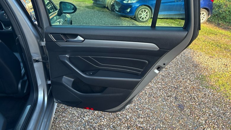 Volkswagen Passat 2.0 TDI EVO SCR R-Line 5dr DSG Diesel Estate